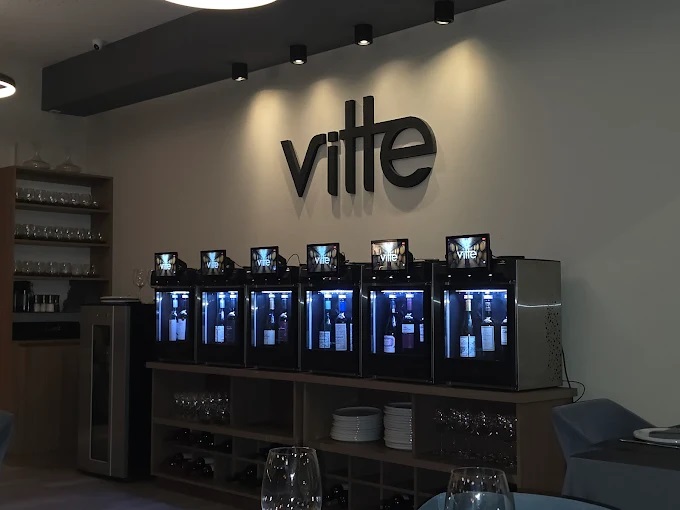 Seis dispensers Vitte con tablet en el salón de Vitte